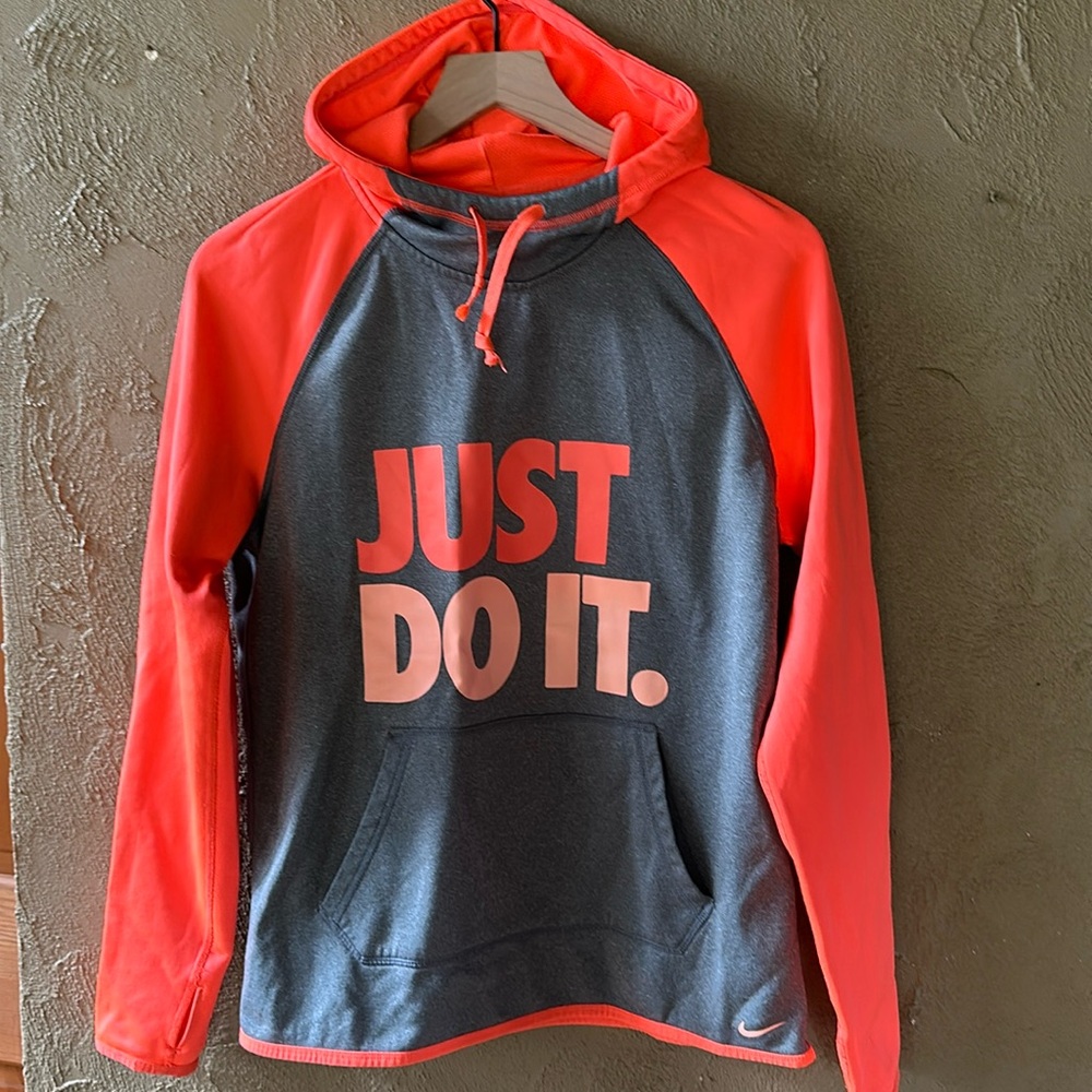 Women’s size medium Nike thermal fit hooded sweater